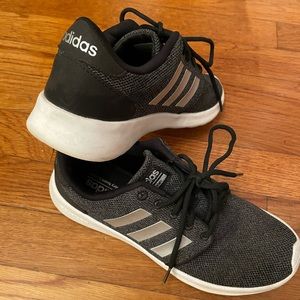 Women’s Adidas Cloud foam dark gray Women’s size 6 tennis shoe